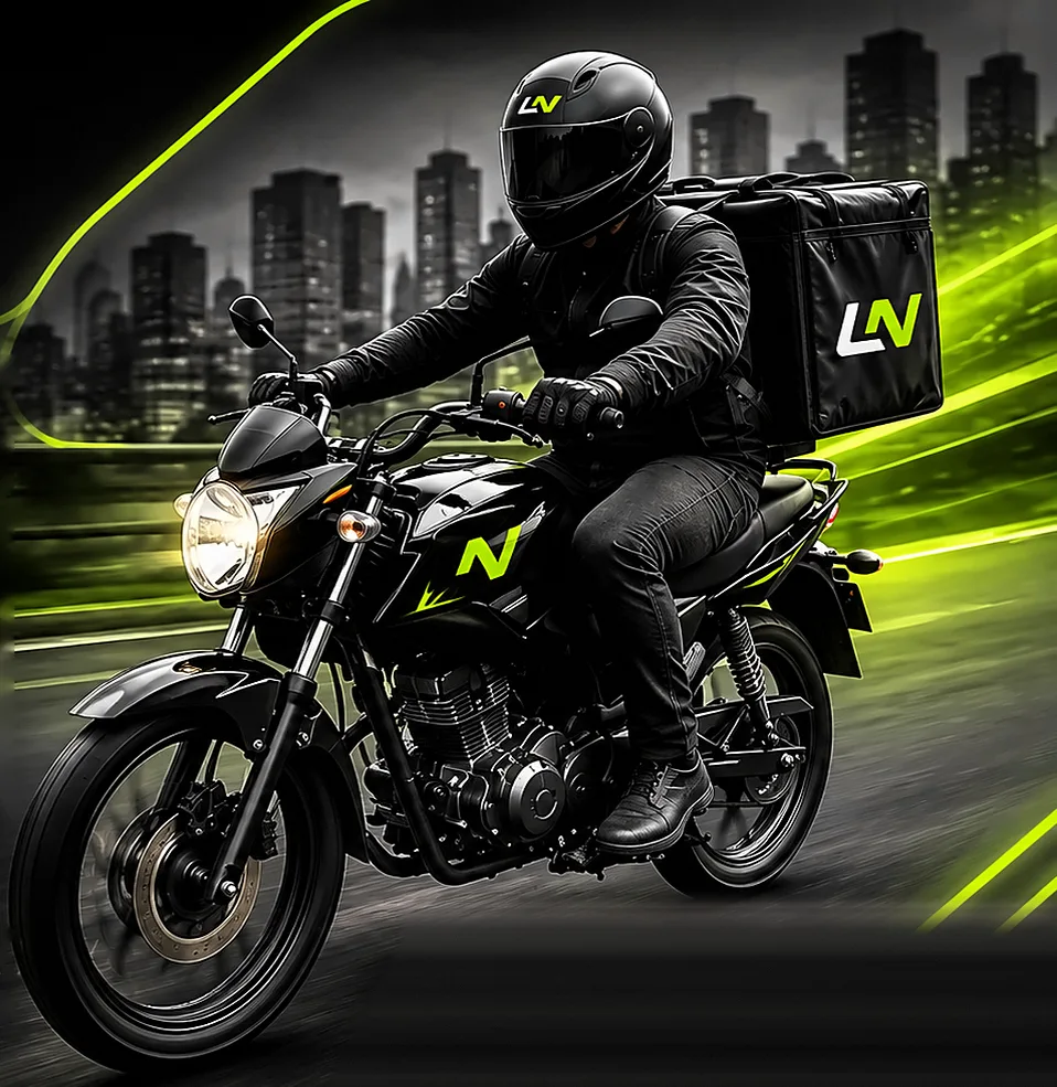 Motoboy de capacete e bag com o logo da LocNow pilotando uma moto preta pela cidade à noite